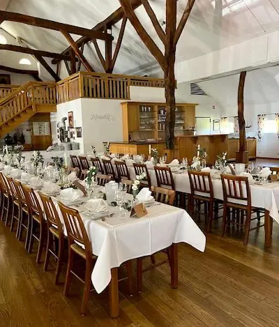 Gedeckte Tische im Saal des Kossehofes