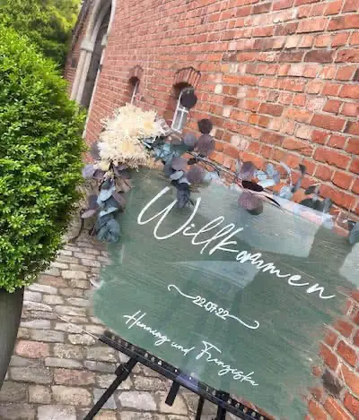 Willkommensschild vor dem Saal des Kossehofes